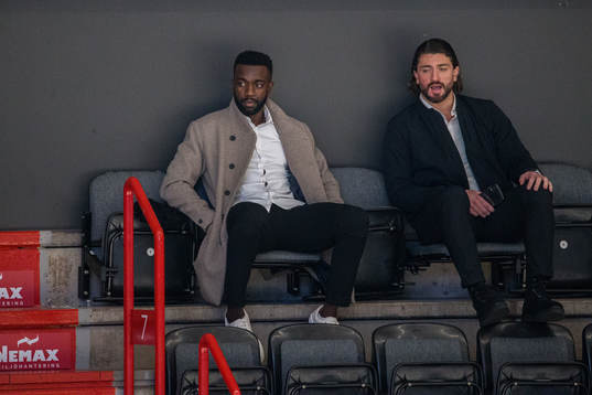 Örebros Daniel Muzito Bagenda och Nick Ebert på läktaren