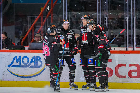 Örebros Joonas Rask, Robin Kovacs och Rodrigo Abols jublar