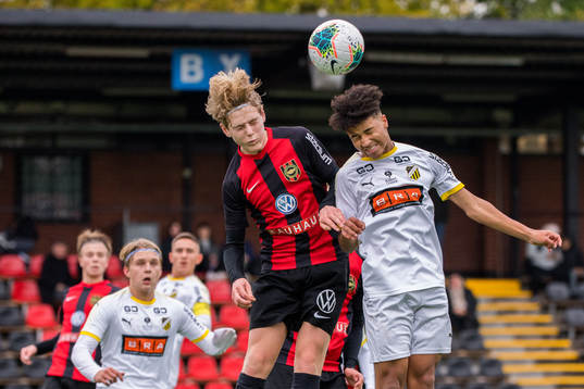 Brommapojkarnas Andreas Luxenburg och Häckens Momodou