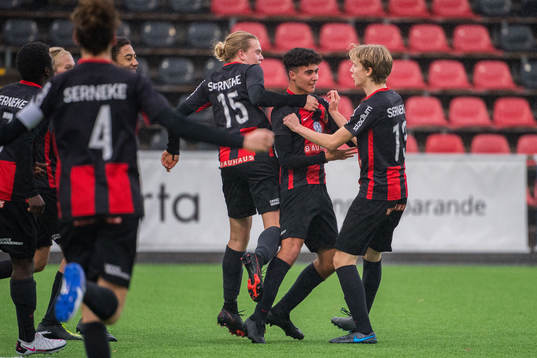 Brommapojkarnas Dennis Ali Brännström jublar med