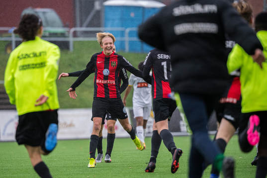 Brommapojkarnas spelare jublar