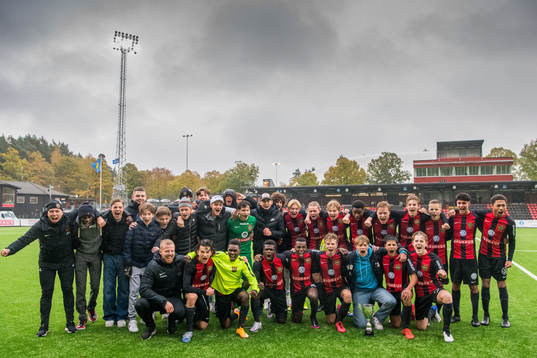 Brommapojkarnas spelare jublar