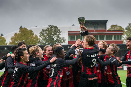 Brommapojkarnas spelare jublar med pokalen