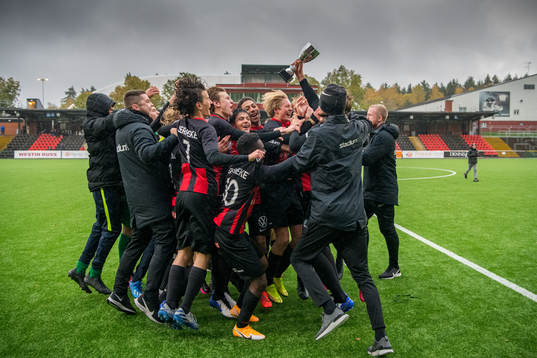 Brommapojkarnas spelare jublar med pokalen