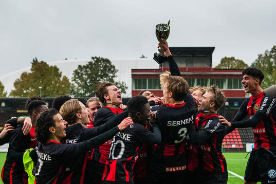 Brommapojkarnas spelare jublar med pokalen