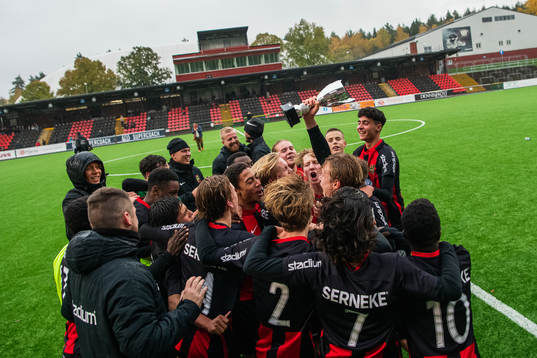 Brommapojkarnas spelare jublar med pokalen