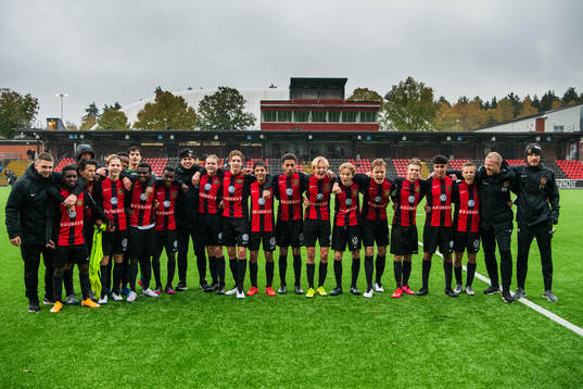 Brommapojkarnas spelare jublar