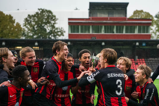 Brommapojkarnas spelare jublar med pokalen
