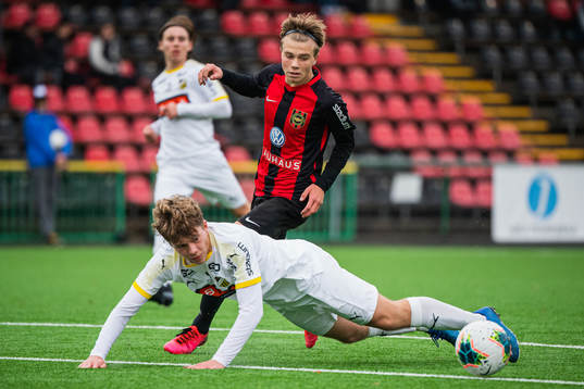 Brommapojkarnas Wilmer Odefalk och Häckens Felix