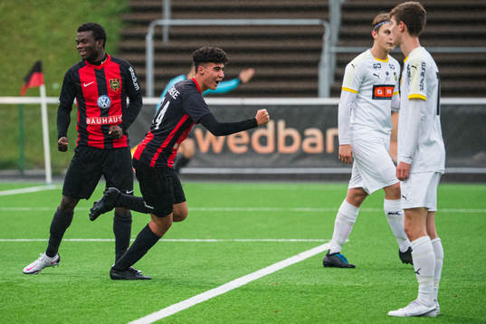 Brommapojkarnas Dennis Ali Brännström jublar