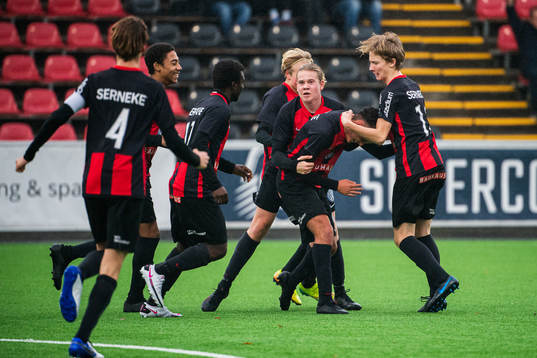 Brommapojkarnas Dennis Ali Brännström jublar med