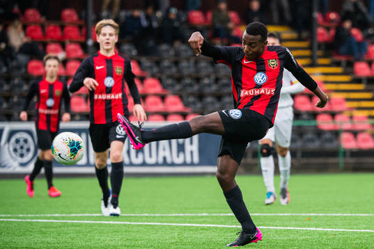 Brommapojkarnas Leonard Kleist under fotbollsmatchen i U16