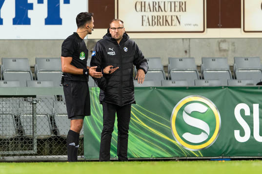 Domare Adi Aganovic och Halmstads tränare Magnus Haglund