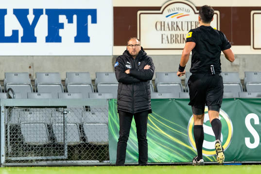 Halmstads tränare Magnus Haglund får gult kort