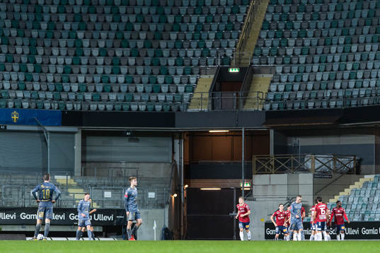 Östers Nicolas Mortensen och Carl Johansson deppar medan