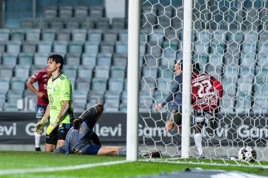 Östers målvakt Robin Malmkvist deppar