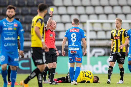 Mjällbys Viktor Agardius får gult kort