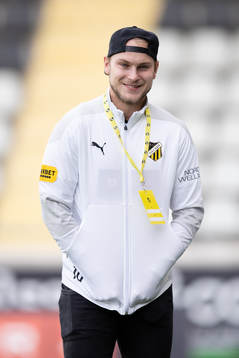 NHL-proffset Anton Blidh som bårbärare innan
