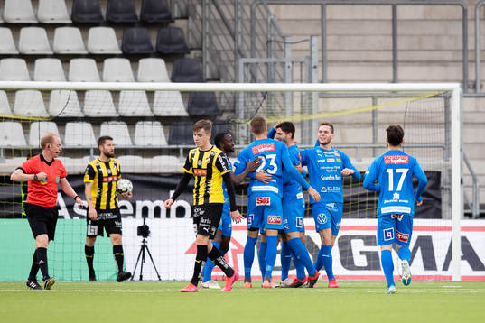Mjällbys Max Watson jublar med lagkamrater