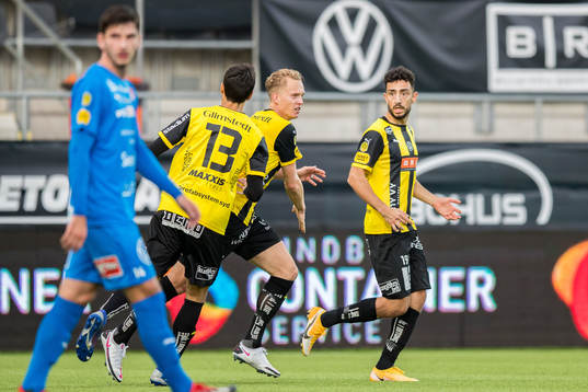 Häckens Gustav Berggren (m) jublar