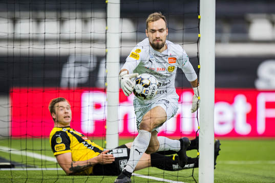 Häckens Alexander Söderlund med ett bortdömt mål mot