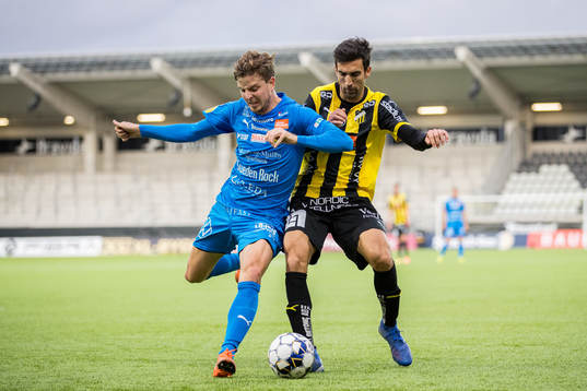 Mjällbys Joel Nilsson och Häckens Nikola Gulan