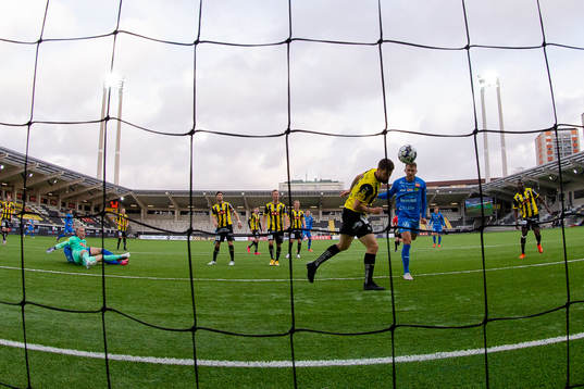 Mjällbys Max Watson nickar in 0-1 förbi Häckens Joona