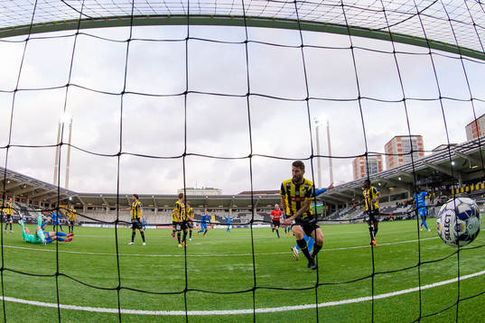 Mjällbys Max Watson nickar in 0-1 förbi Häckens Joona