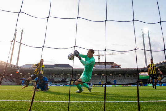 Mjällbys Moses Ogbu gör 0-2 bakom Häckens målvakt