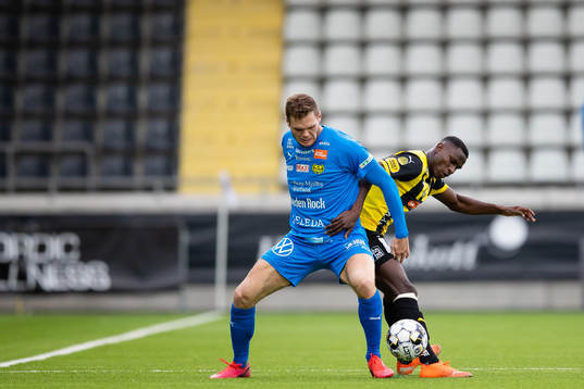 Mjällbys Jacob Bergström och Häckens Godswill Ekpolo