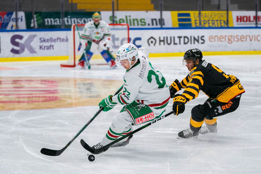 Rögles Samuel Jonsson och Skellefteås Darren Nowick