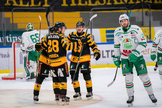Skellefteås Jesper Frödén och Niclas Burström jublar