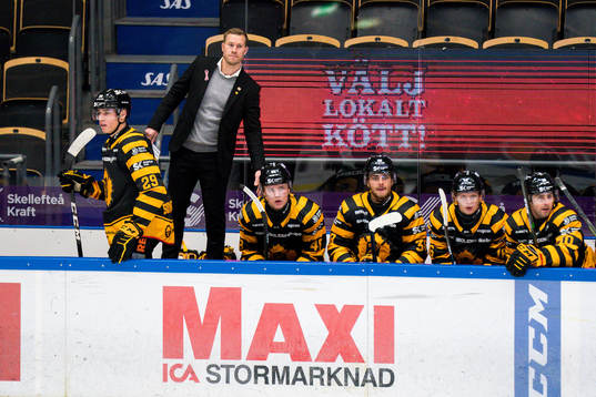 Skellefteås tränare Andreas Falk och spelarna i