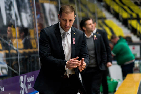 Rögles tränare Cam Abbott jublar