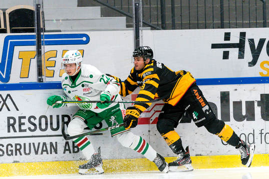 Rögles Samuel Jonsson  och Skellefteås Darren Nowick