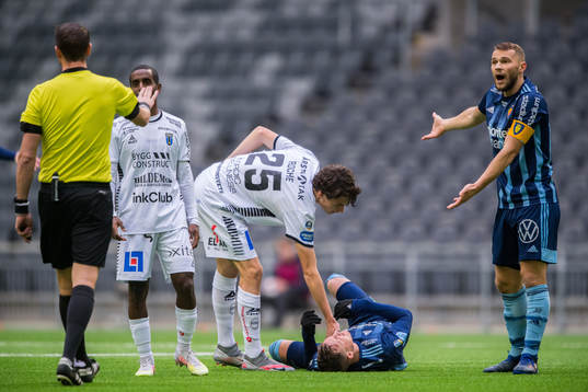 Djurgårdens Jesper Karlström reagerar på ett domslut