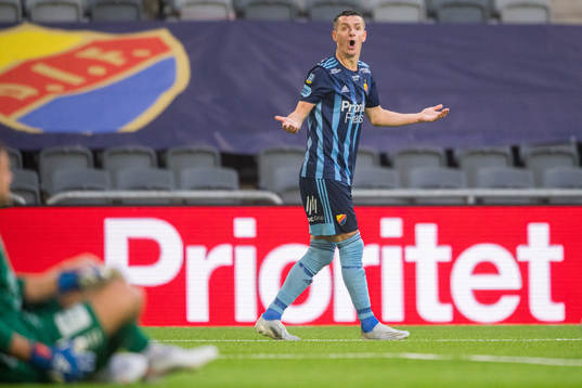 Djurgårdens Haris Radetinac reagerar på ett domslut