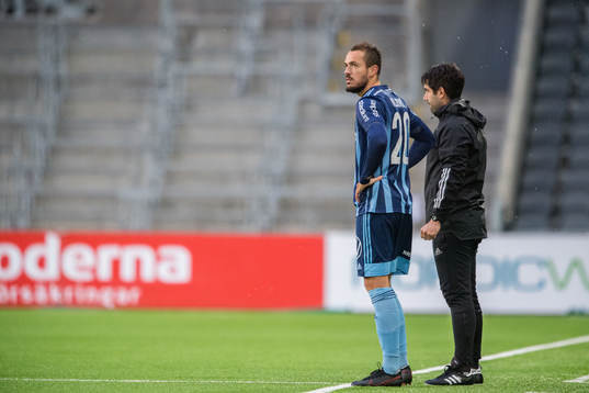 Djurgårdens Emir Kujovic väntar på att bytas in