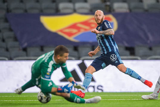 Sirius målvakt Lukas Jonsson räddar skott från