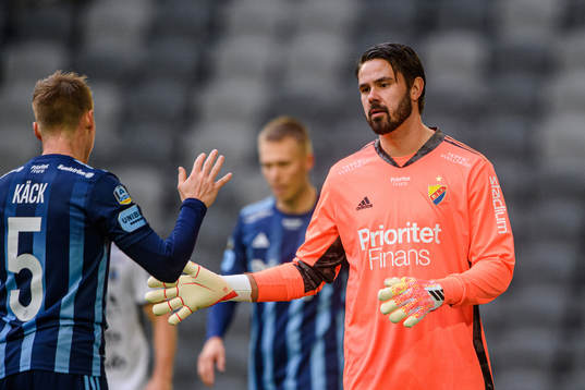 Djurgårdens målvakt Tommi Vaiho jublar med Elliot Käck