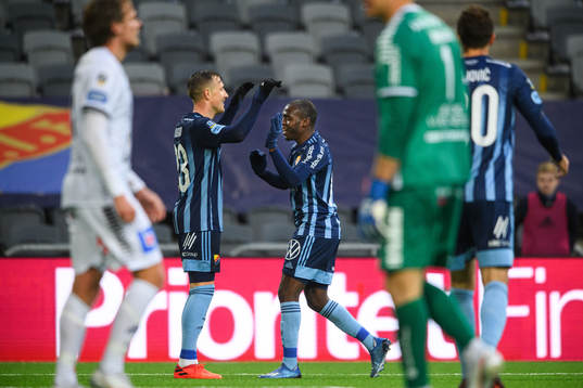 Djurgårdens Fredrik Ulvestad och Edward Chilufya jublar
