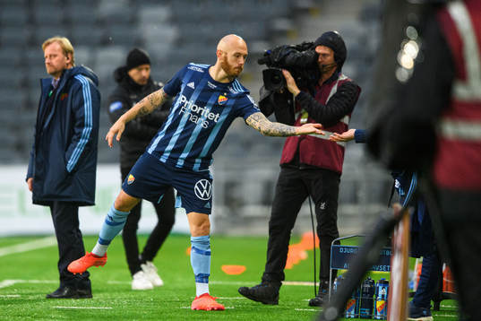 Djurgårdens Magnus Eriksson inväntar byte