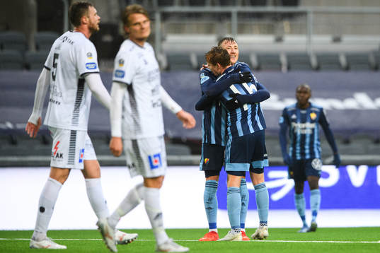 Djurgårdens Fredrik Ulvestad och Edward Chilufya jublar