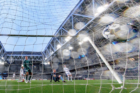 Djurgårdens Kalle Holmberg gör 1-0 bakom Sirius målvakt