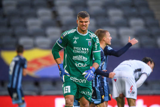 Sirius målvakt Lukas Jonsson har ont