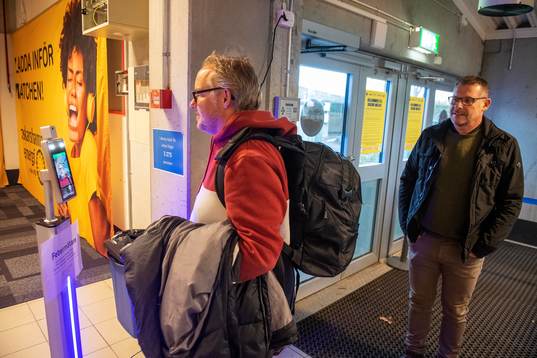 All press, åskådare och funktionärer måste genomgå en