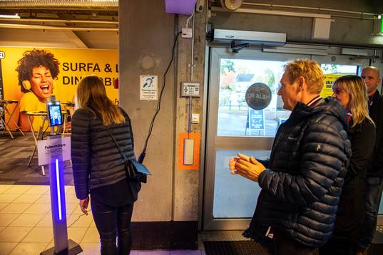 All press, åskådare och funktionärer måste genomgå en