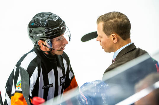 Domare Christoffer Holm samtalar med Oskarshamns tränare