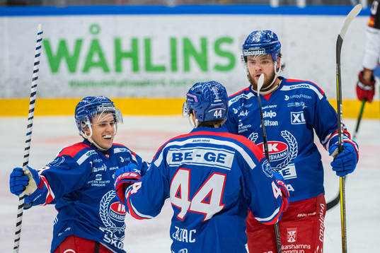Oskarshamns Nolan Zajac jublar med lagkamrater