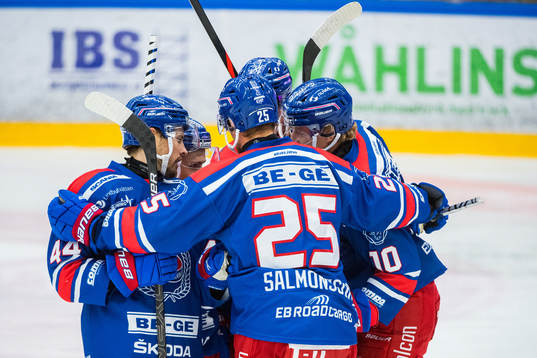 Oskarshamns Nolan Zajac jublar med lagkamrater